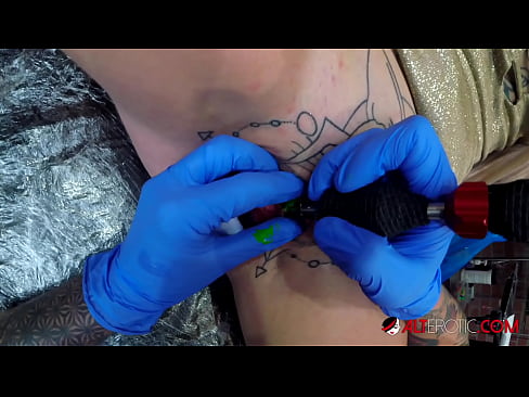 ❤️ Ekstreem tattooed hottie Sully Savage krige in tattoo op har klitoris Seksfideo by ús fy.tube-sexer-com.ru ️❤